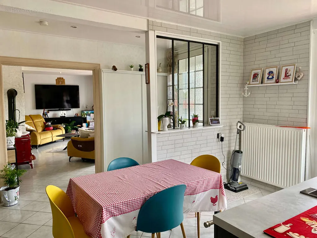 Salle à manger - Maison Rénovée au Calme avec Jardin à Gueugnon