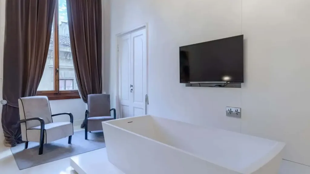 Bathrooms - Renaissance-Style Apartment with Terrace in Florence