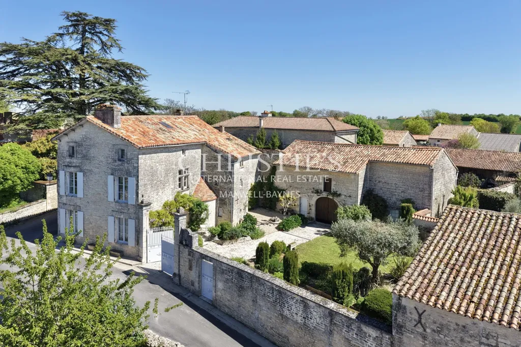 Vista aerea - Historic Manor with Courtyard in Tusson, Charente