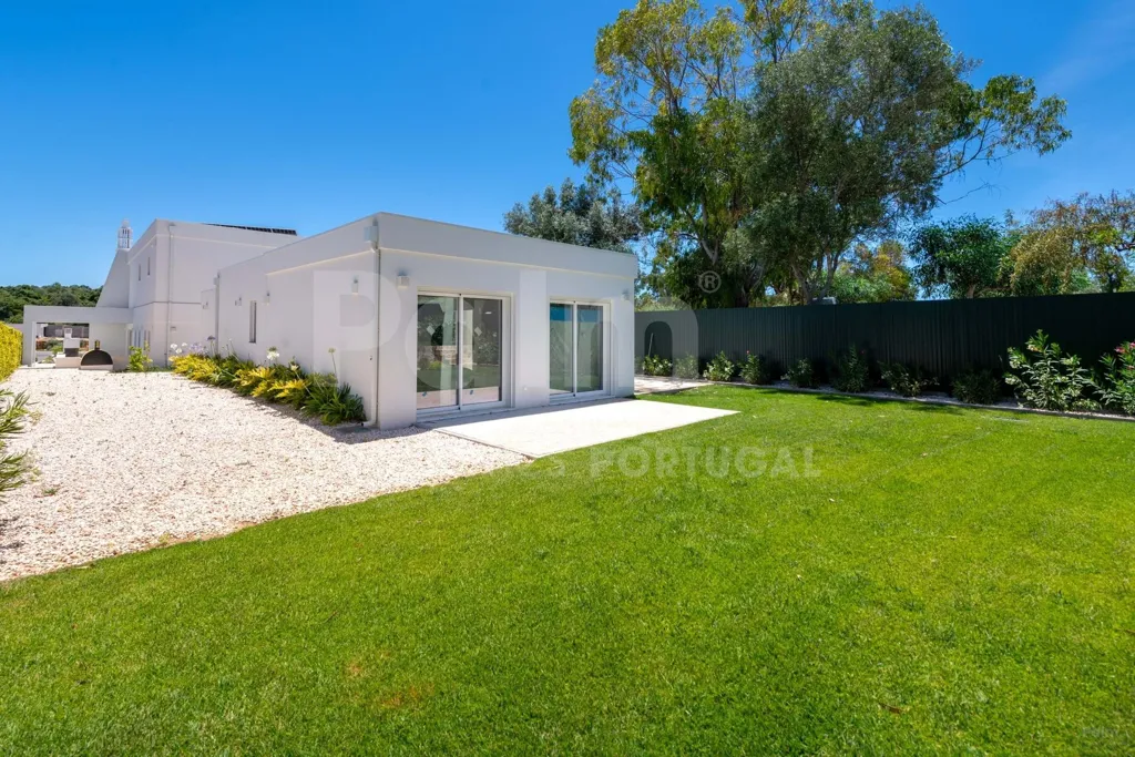 Aed - Luxury Villa with Heated Pool in Central Alvor