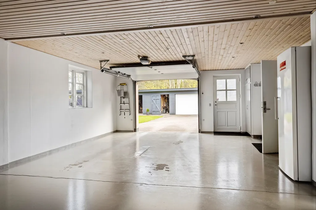 Garage - Charming Villa with Garden in Græsted