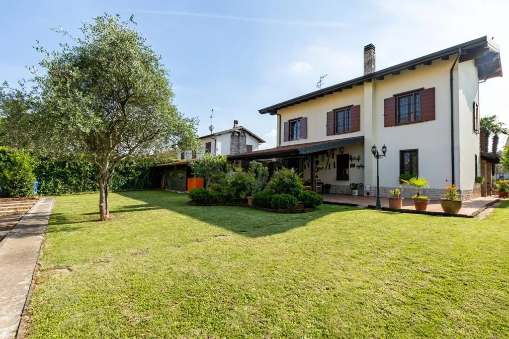 Aed - Villa with Solar Panels in Settala