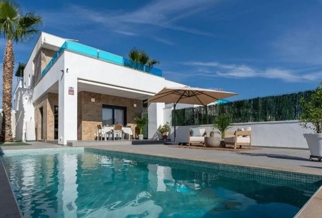 Piscine - Ready-to-Live Villa with Pool in Bigastro
