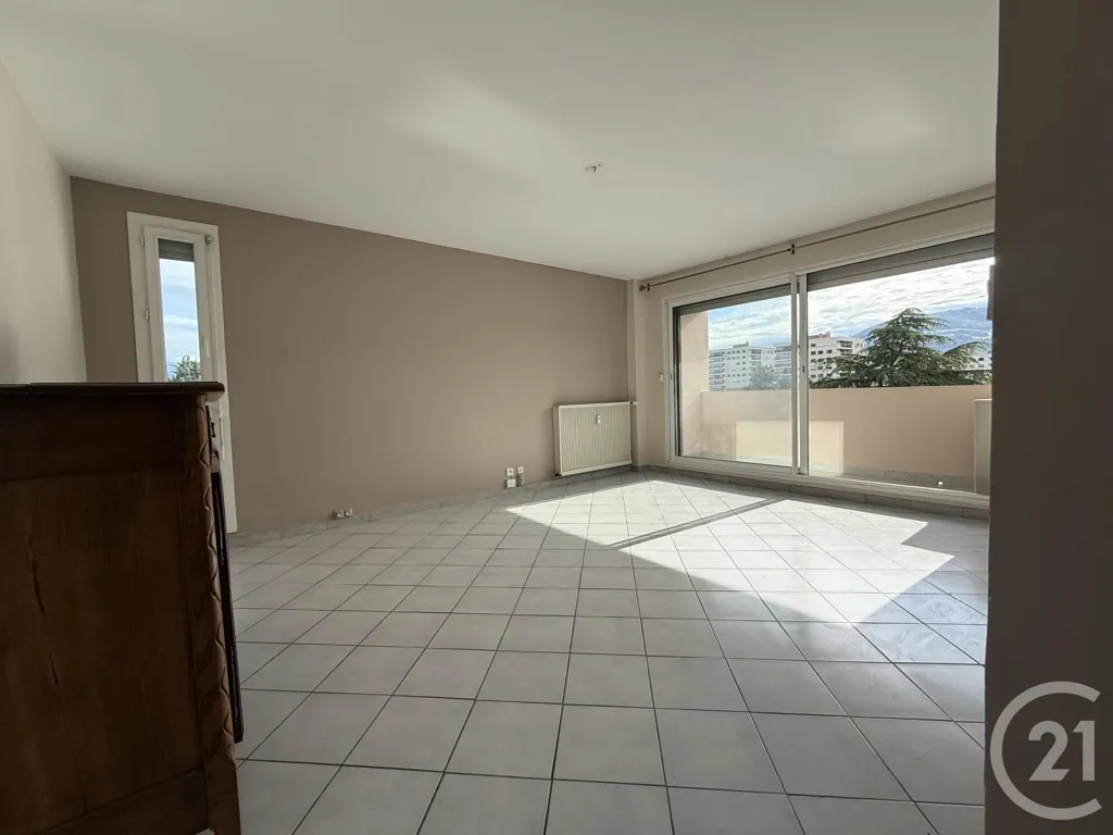 Séjour - Appartement 3 Pièces avec Vue Dégagée à Échirolles
