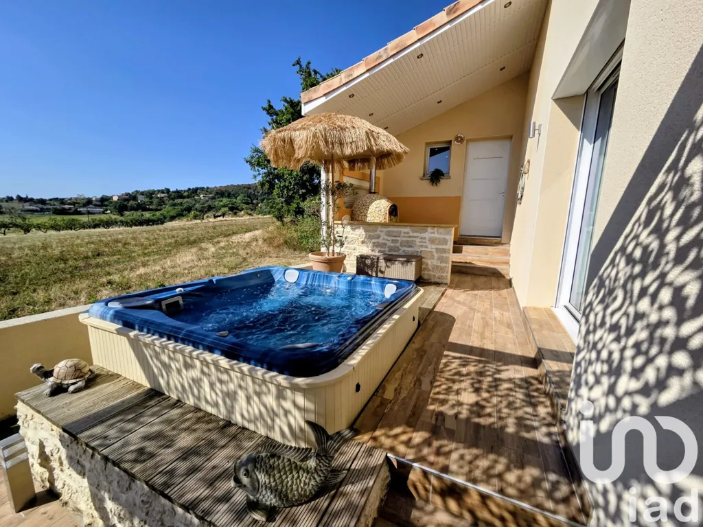 Terrasse - Maison Moderne avec Jardin à Félines
