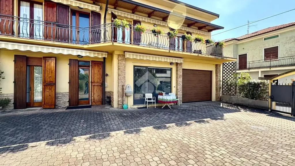 Extérieur - Central Bifamily Villa with Terrace in Adro
