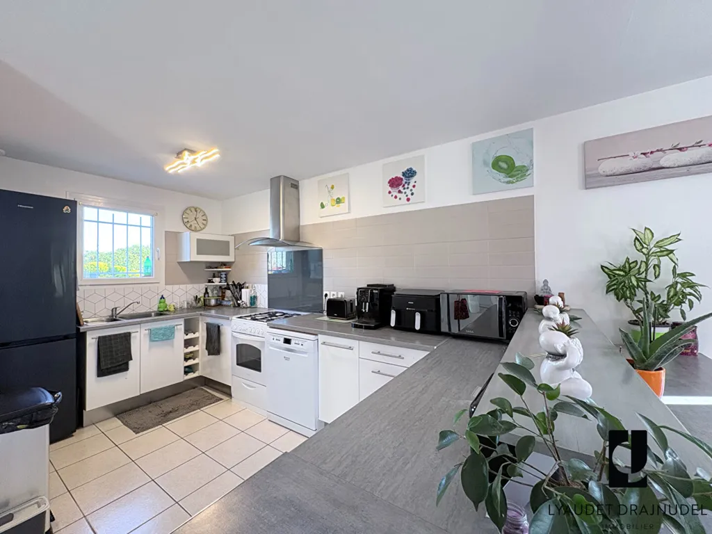 Cuisine - Maison avec Jardin Paysagé et Piscine à Renaison