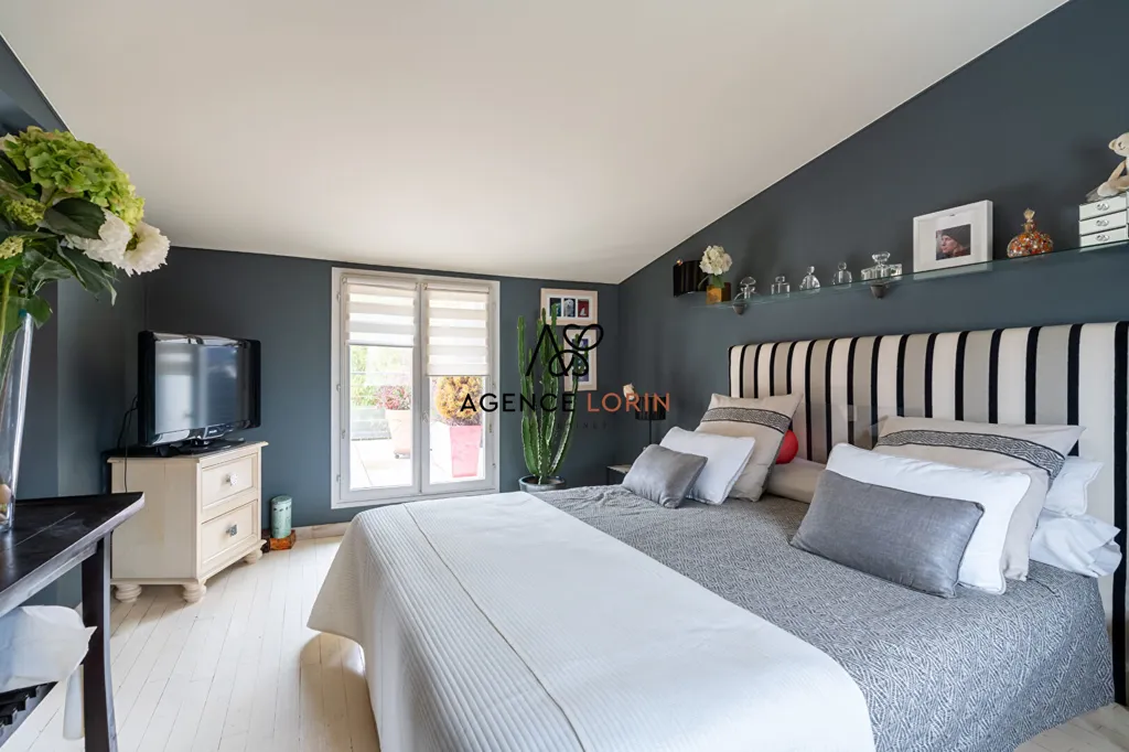 Bedrooms - 5-Bedroom House with Garden in Chatou