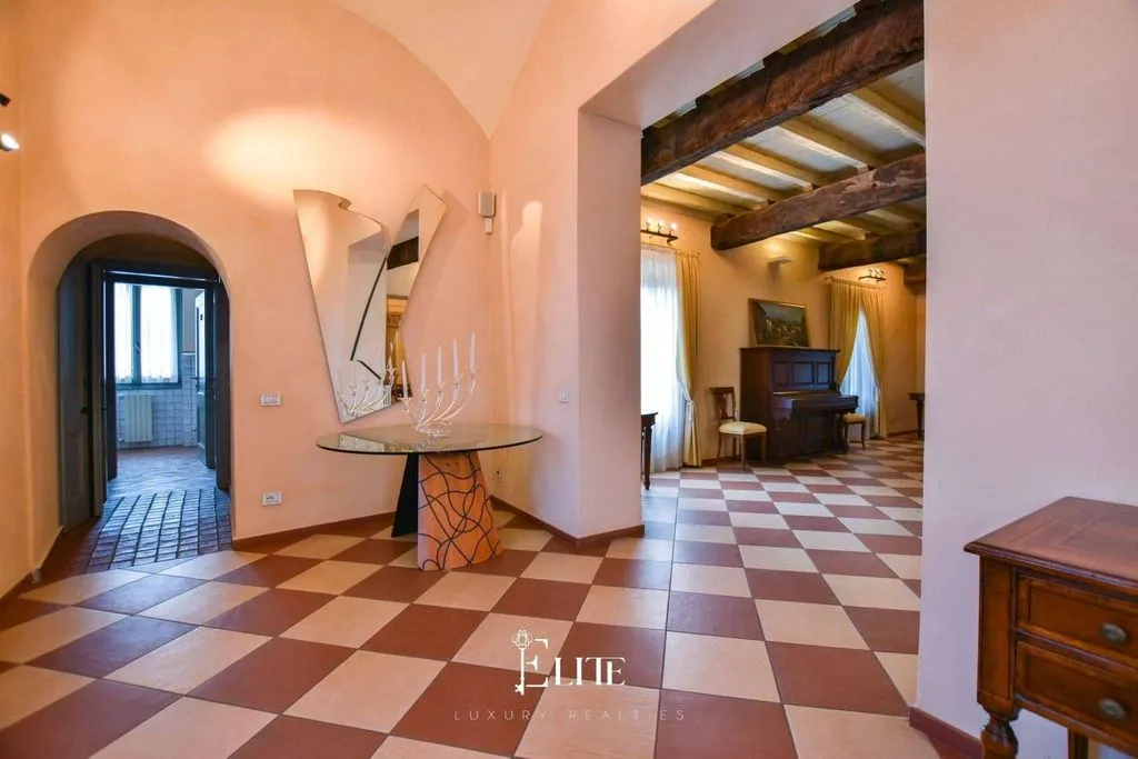 Esik - Historic Villa with Private Garden in Azzate