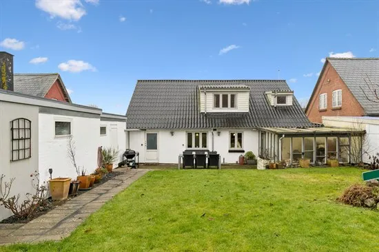 Giardino - Historic Villa with Garden in Ørbæk