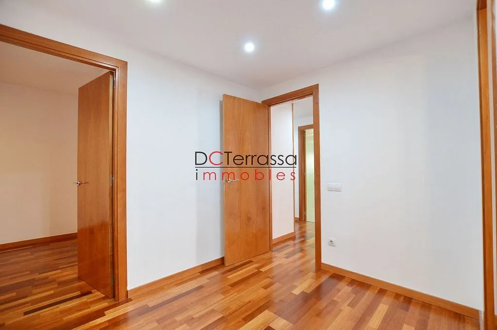 Rooms - Apartment with Balcony in Vallparadís, Terrassa