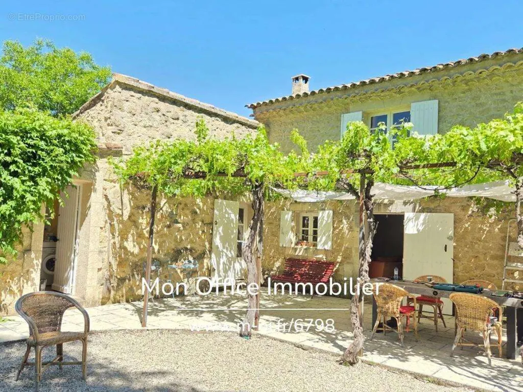 Aed - Bastidon with Pool and Vineyard in Puyvert