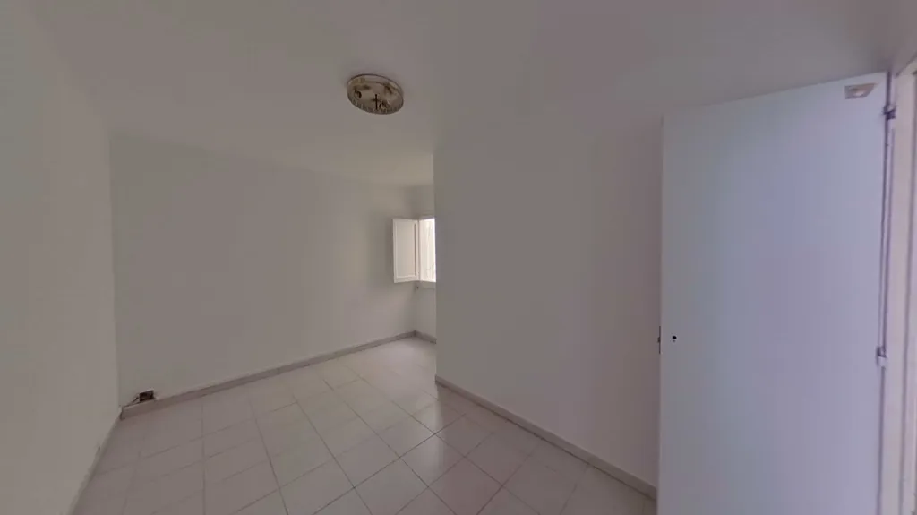 Pièces - Apartment with Balcony for Renovation in Centre