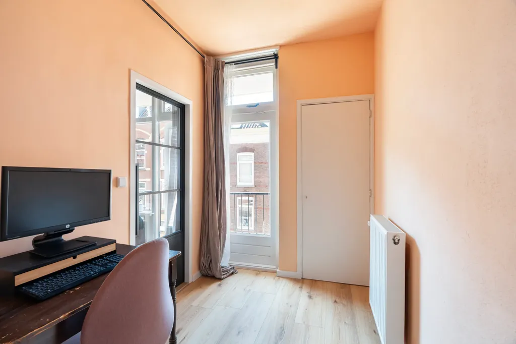 Bureau - Charming Apartment with Two Balconies in Agniesebuurt