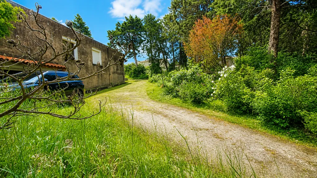 Extérieur - Terrain avec Potentiel dans un Secteur Calme à Pezens