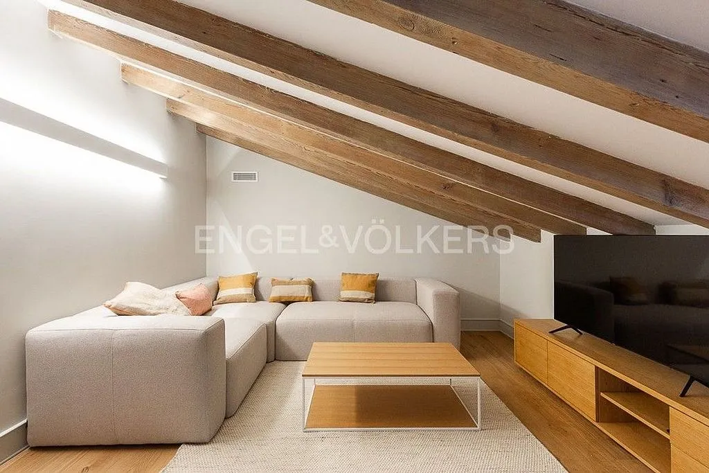 Toad - Renovated Penthouse with Terraza in La Seu