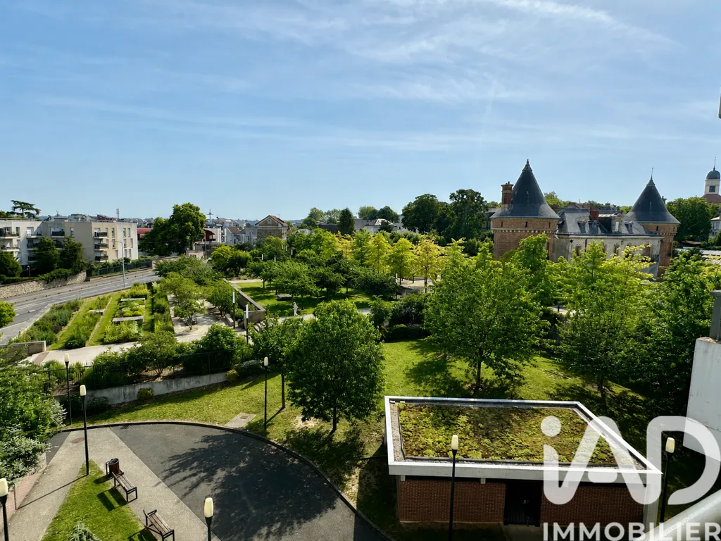 Aed - Modern Apartment with Park View in Valenton