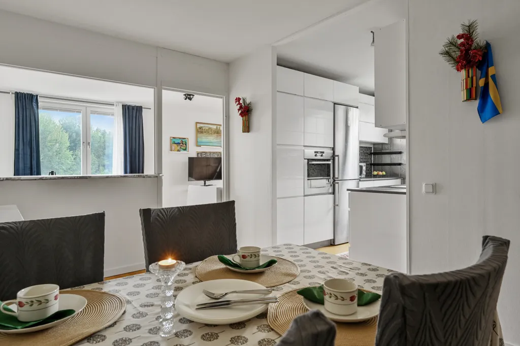 Söögituba - Apartment with West-Facing Balcony in Central Location