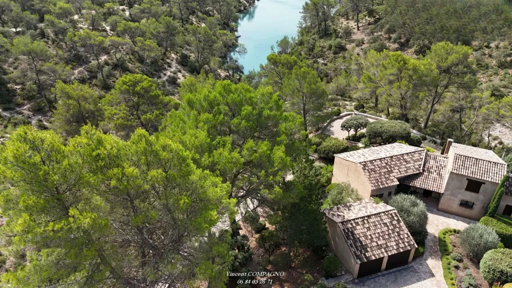 Vue aérienne - Villa pied dans l'eau avec port privé près du lac d'Esparron