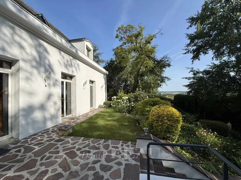Terrasse - Maison Familiale avec Piscine à Port-Marly