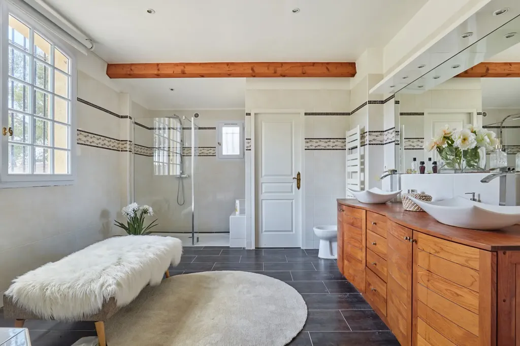Bathrooms - Secure Reception Property with Pool in Aix-en-Provence