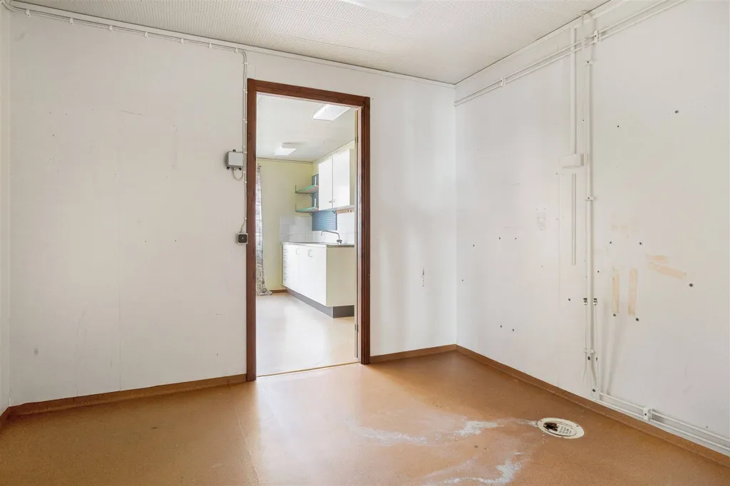 Pièces - Multi-Functional Property with Parking in Stöde