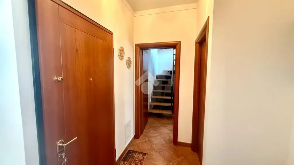 Esik - Two-Storey Apartment with Balcony in Guastalla