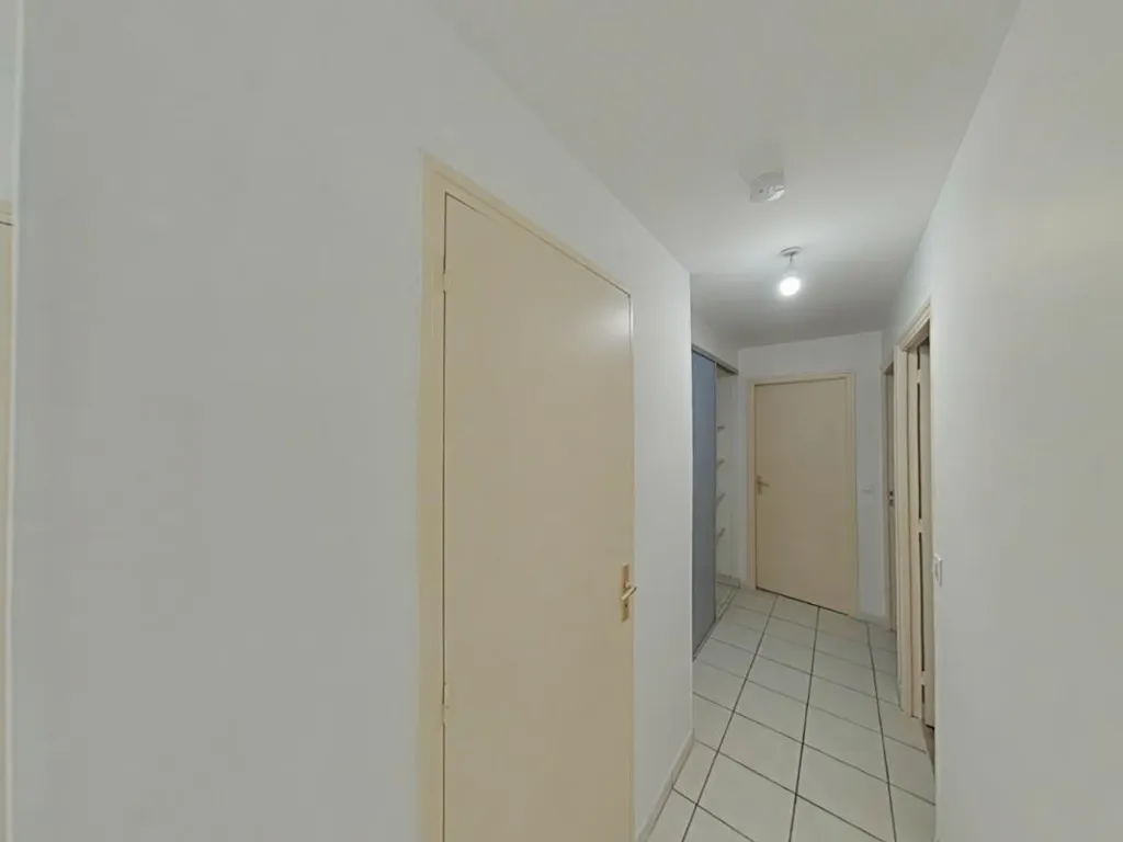 Entrée - Appartement avec Garage au Centre-ville de Montmorillon