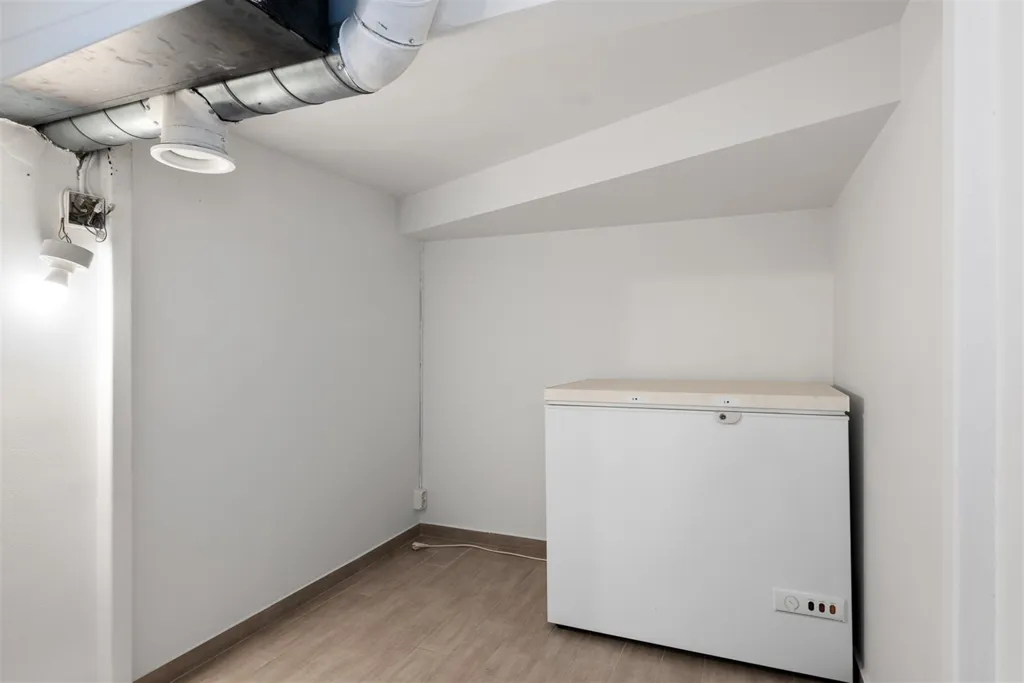 Pesuköök - Extensively Renovated Villa with Pool in Central Location