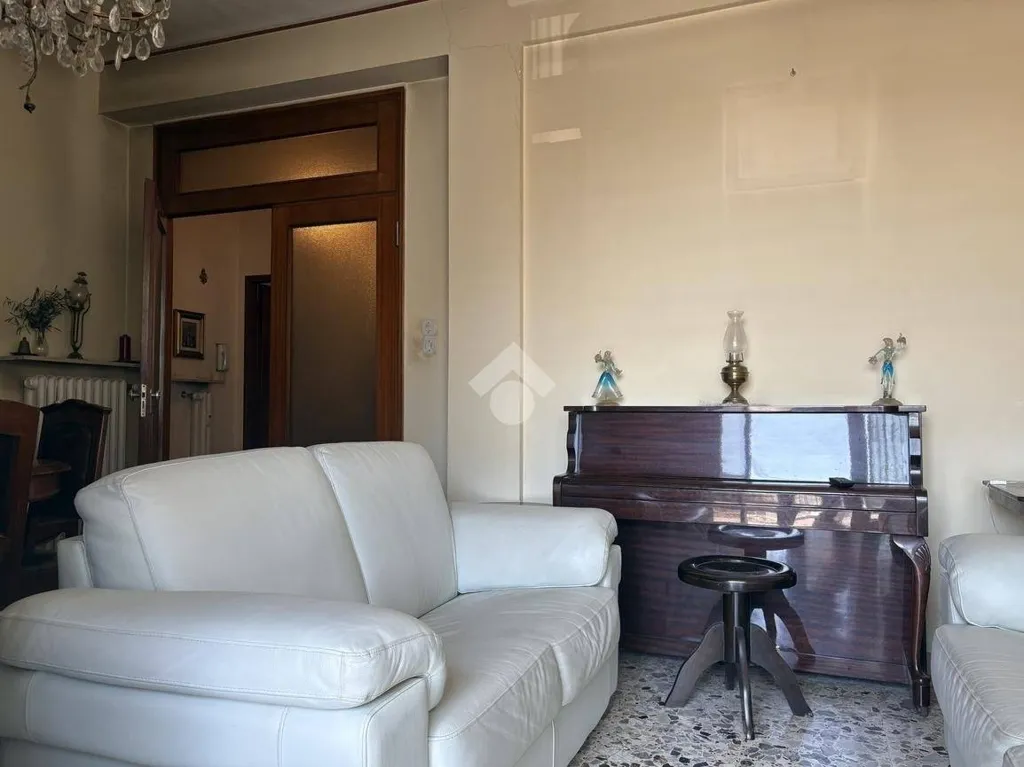 Elutuba - 4-Room Apartment with Balcony in Ferrara
