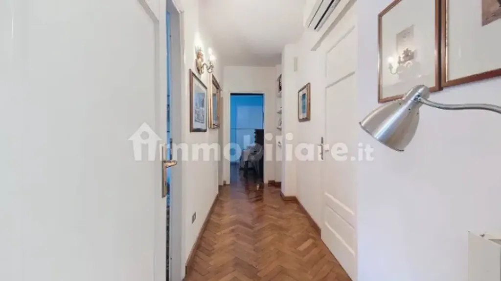 Hallway - Spacious Apartment with Balcony in Pisa Centre