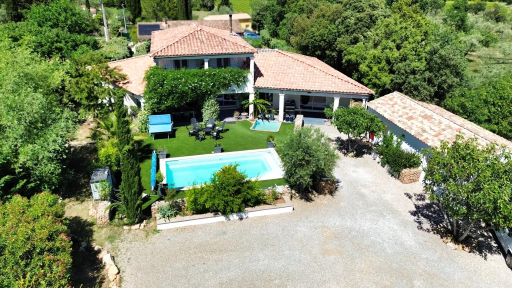 Vue aérienne - Villa Contemporaine avec Piscine près de Cotignac
