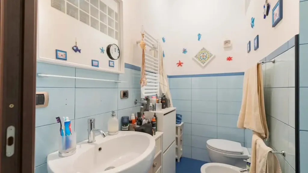 Salles de bain - Triplex with Balcony in Central Rome