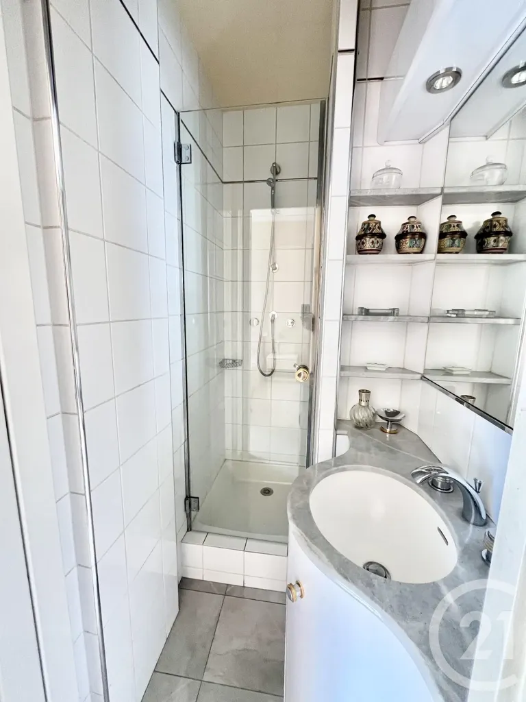 Vannitoad - 4-Piece Parisian Flat with Balcony in Auteuil
