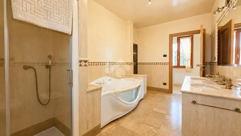 Vannitoad - Contemporary Apartment with Balcony in Chiari