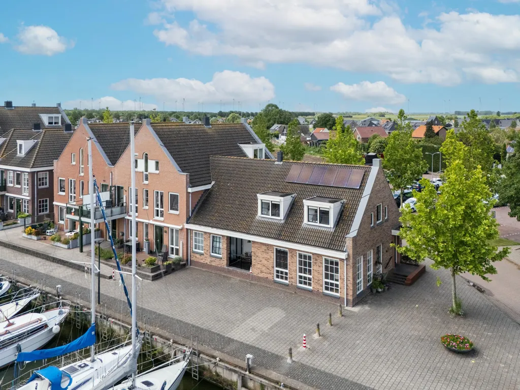 Exterior - Half-Freestanding House with Harbour View in Oude-Tonge