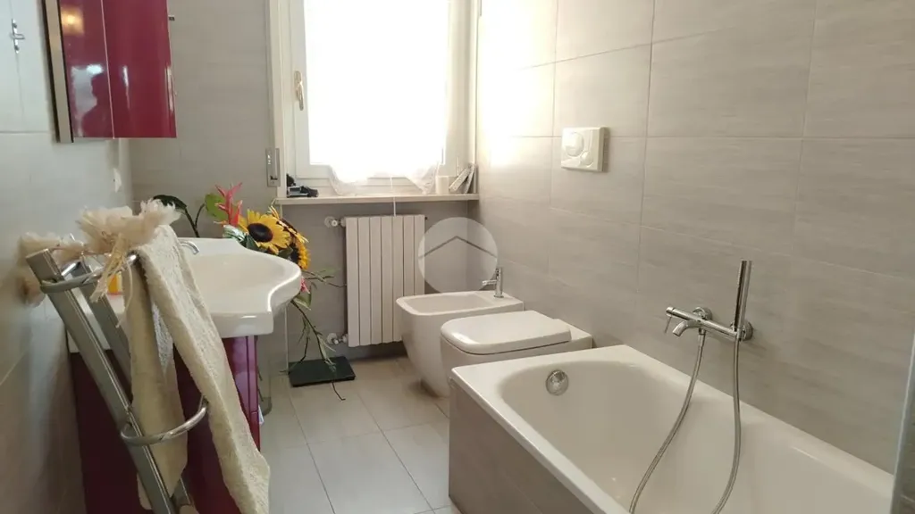 Salles de bain - Rustic Penthouse with Balcony in Parma