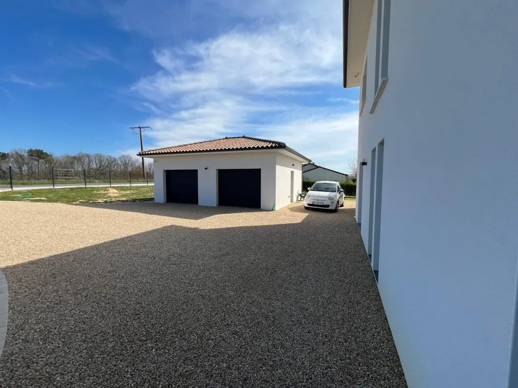 Extérieur - Maison Contemporaine avec Prestations Haut de Gamme à Proximité des Commodités