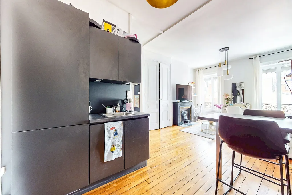 Cucina - Bright 2-Bed Flat with Rooftop View in Lyon 6