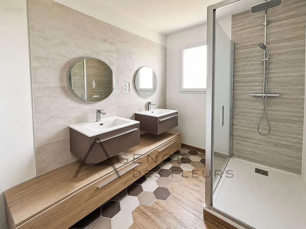 Salles de bain - Maison Rénovée avec Jacuzzi près d'Elbeuf
