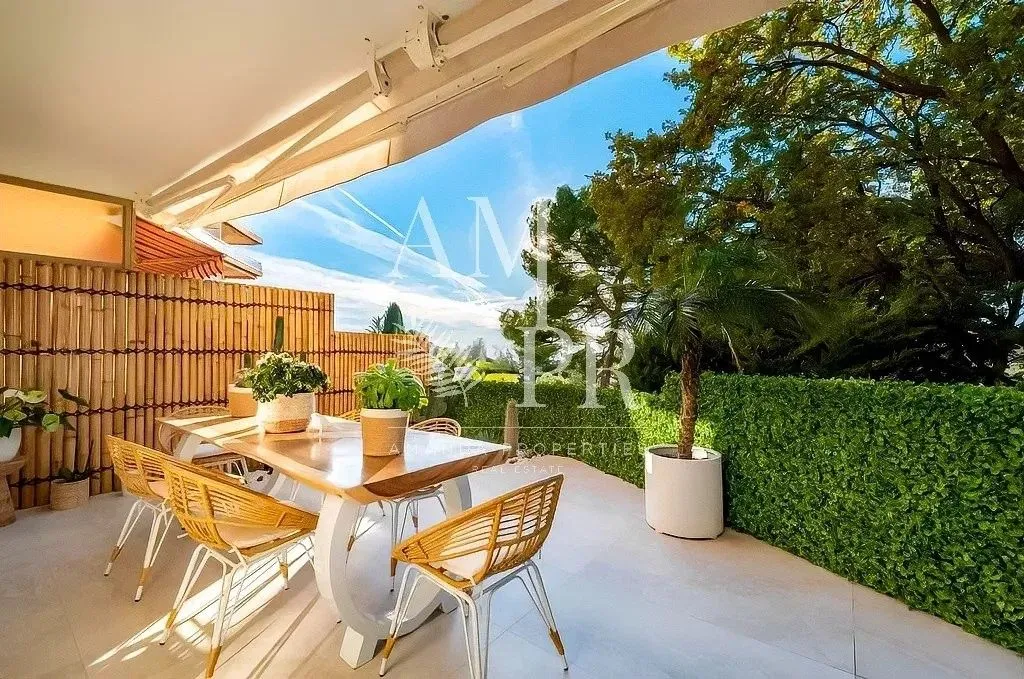 Terrace - Luxury Flat with Sea View in Le Cannet