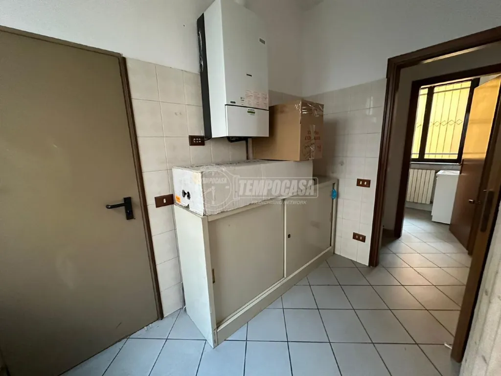 Cucina - Negozio in zona semi-centrale a Ciserano