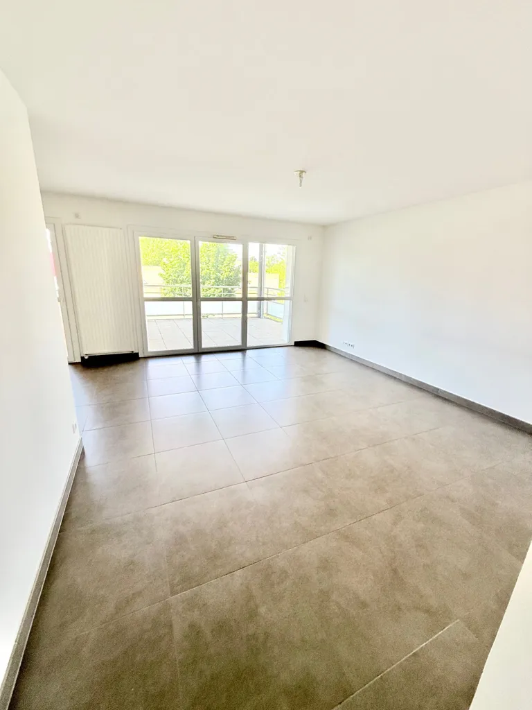 Séjour - Appartement T3 avec Balcon et Garage à Ferney-Voltaire
