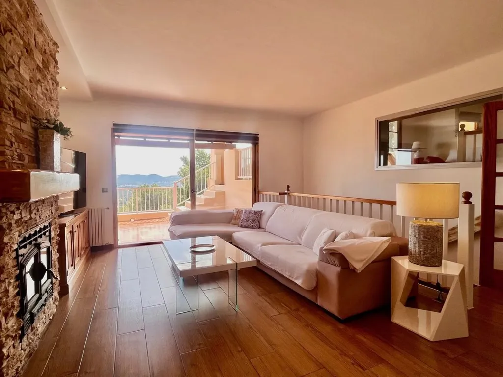 Elutuba - 6 Bed Villa with Pool and Mountain View in San Rafael