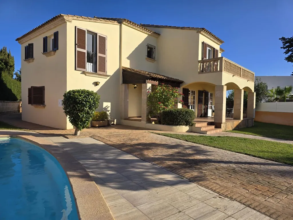 Piscine - Town Villa with Pool in Sa Coma, Mallorca