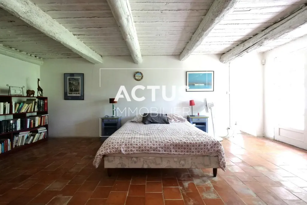 Bedrooms - Charming House with Pool in Lamanon
