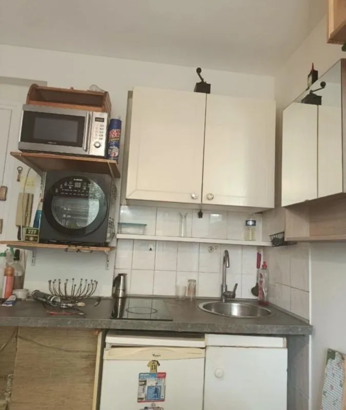 Cuisine - Studio Meublé avec Vue Jardin à Colombes