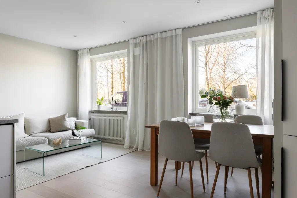 Dining Room - Modern Studio Flat with Park View in Gothenburg
