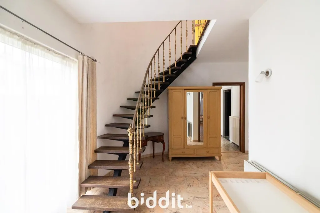 Toad - Renovatable House with Garage in Hasselt