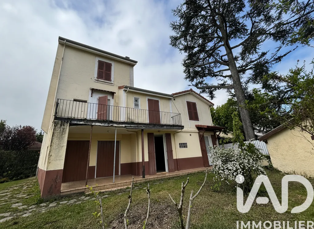 Välivaade - House with Garden and Garage in Saint-Chamond